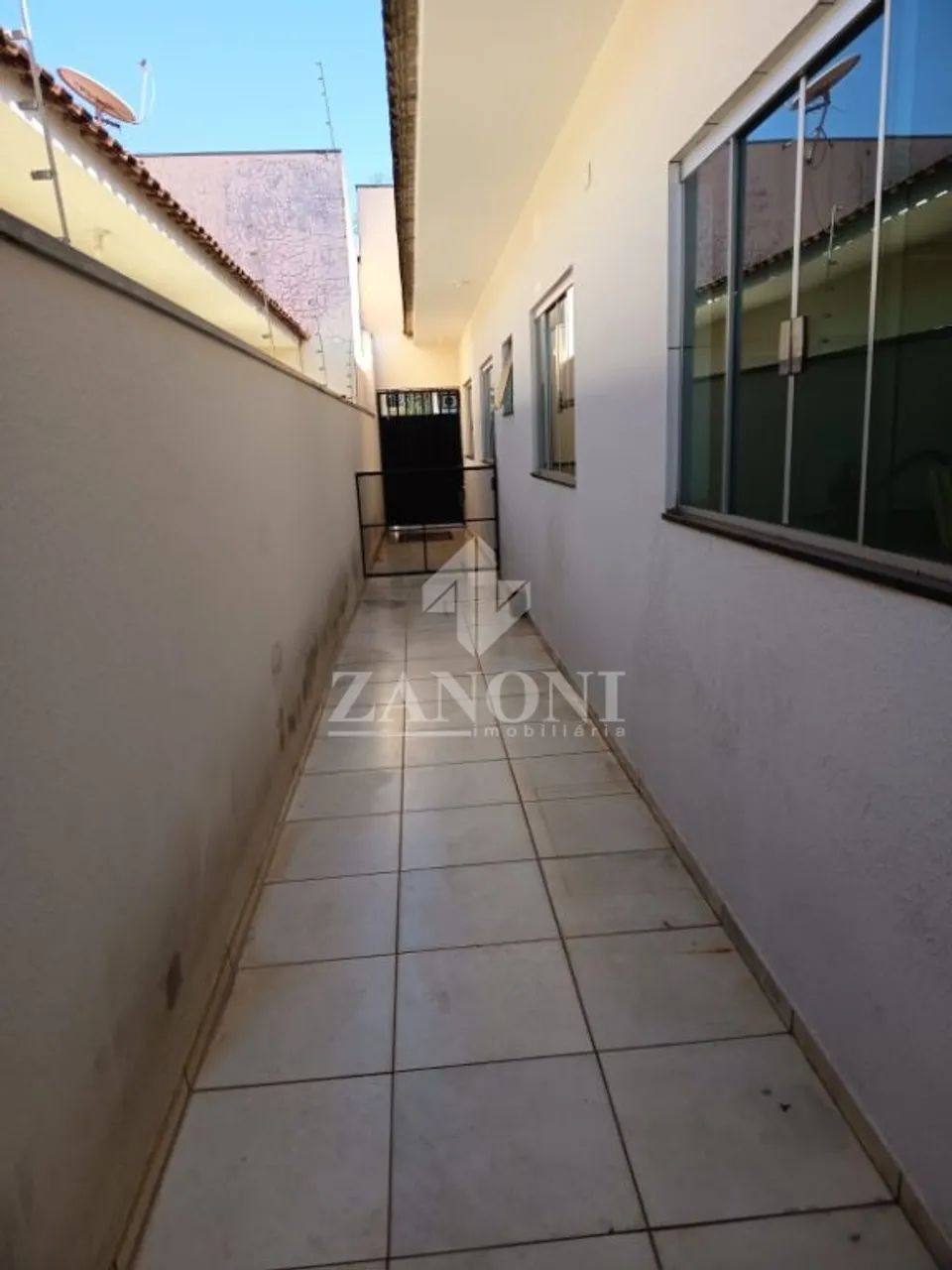 Casa geminada com suite e 2 quartos com cozinha planejada - Foto 4