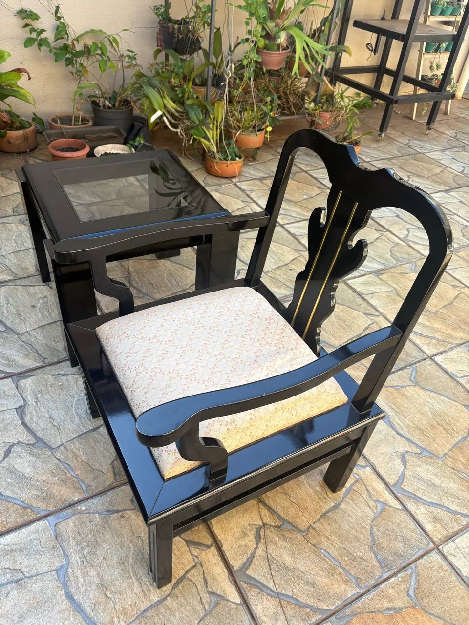 Vendo par de poltronas e duas mesas de canto - Foto 2