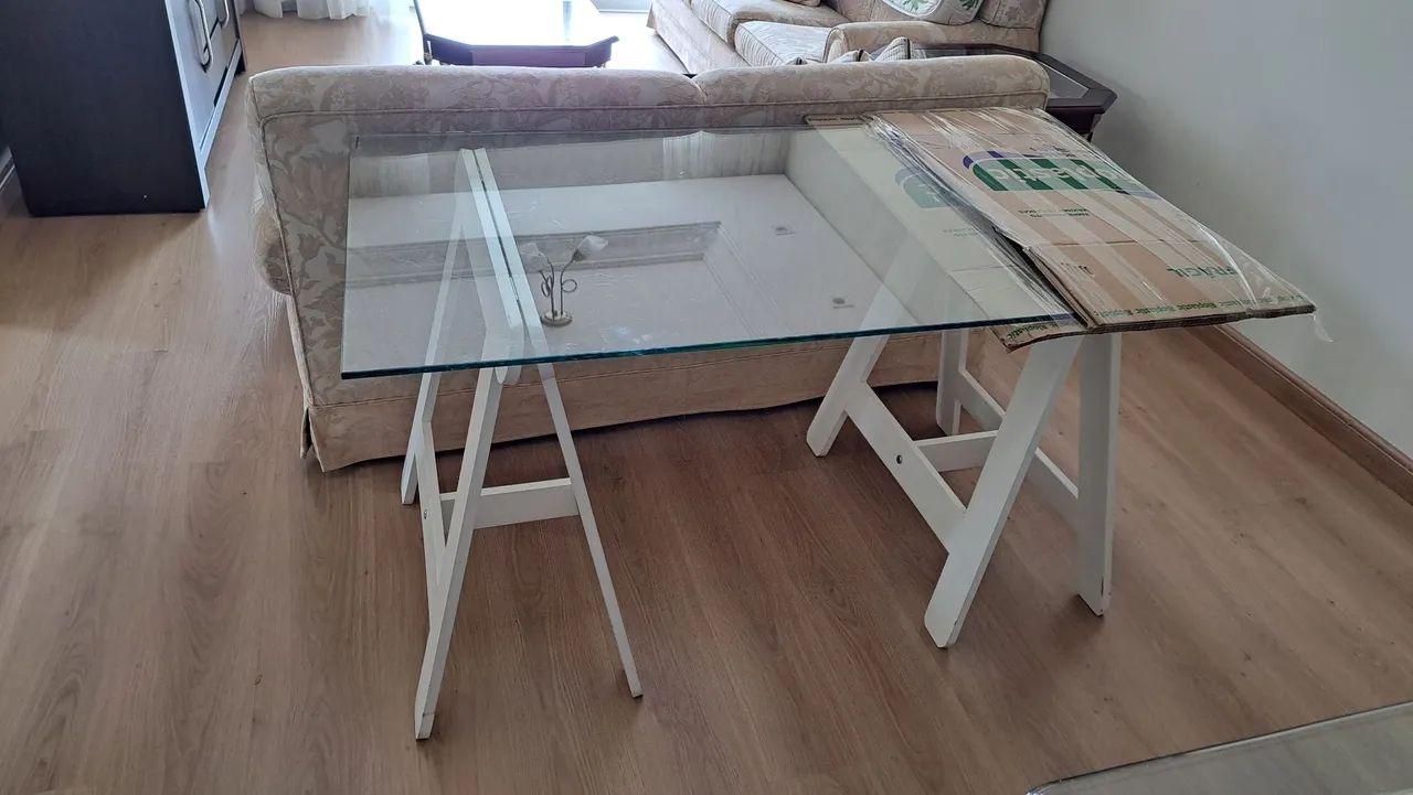 Mesa de vidro com cavaletes