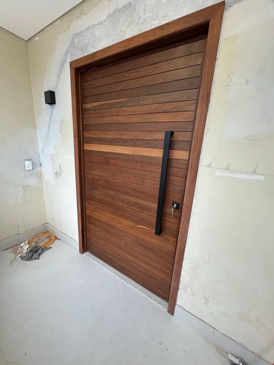 Porta em madeira maciça - Sob medida  - Foto 6
