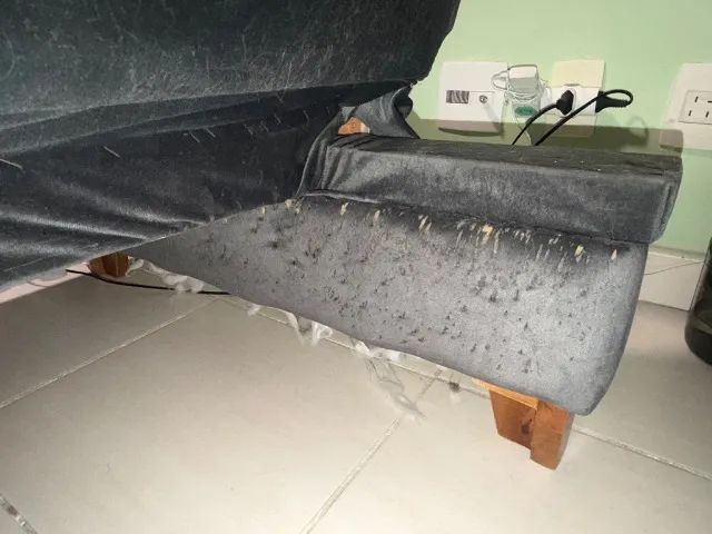 Sofá-cama com pés de madeira + 2 almofadas cinza - Foto 5