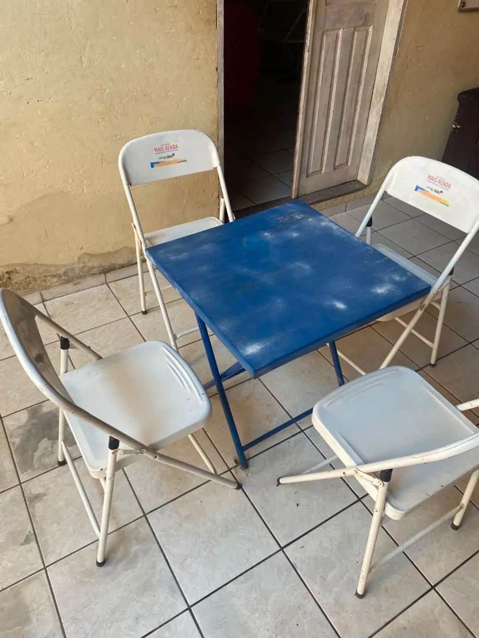 Mesa com quatro cadeiras - Foto 2