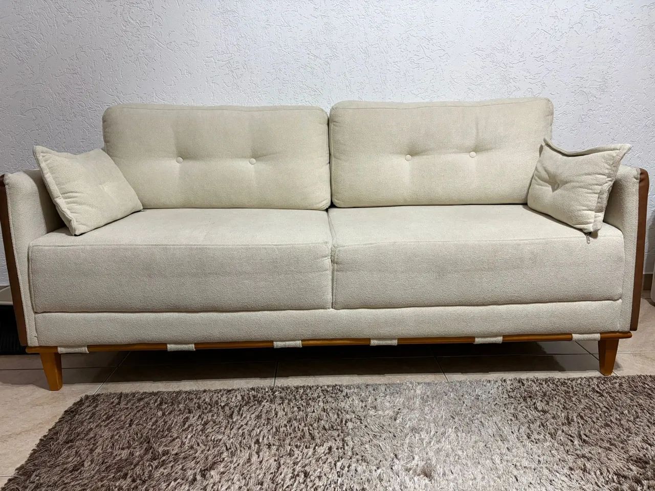 Sofá off-white tecido bouclé dois lugares 