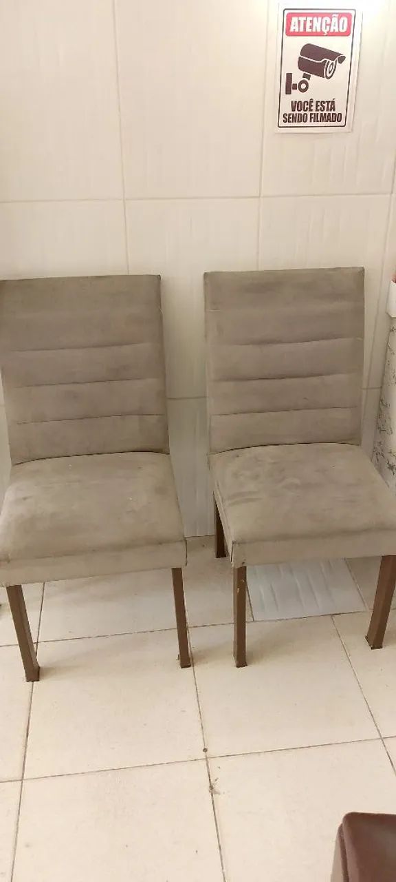 Duas cadeiras acolchoadas pra reformar coloco capa e apertou os parafusos estão novas! - Foto 3