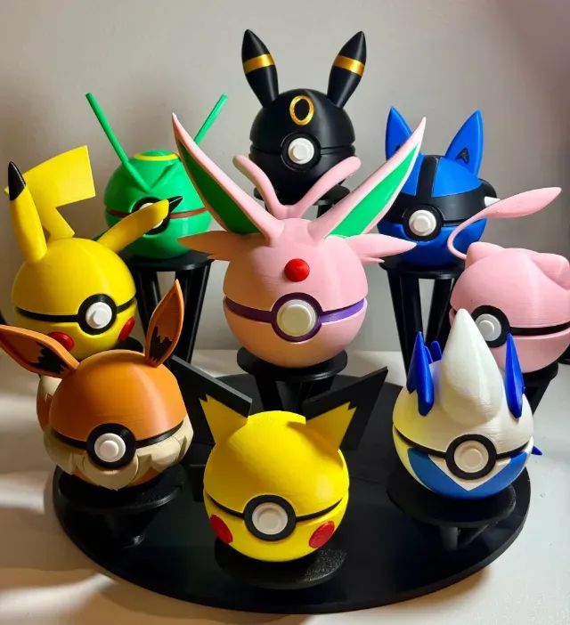 PLATAFORMA COLECIONÁVEL COM POKEBOLAS 