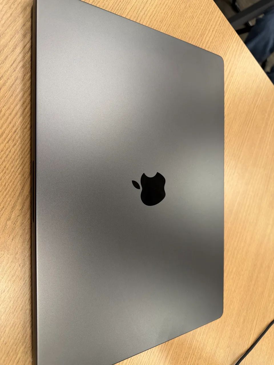 MacBook Pro de 16? com M3 Pro, CPU de 12 núcleos, GPU de 18 núcleos e 18 GB de memória.
