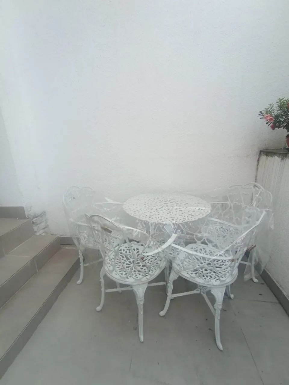 Mesa com 4 cadeiras com braço de ferro fundido estilo colônial cor branco  - Foto 3