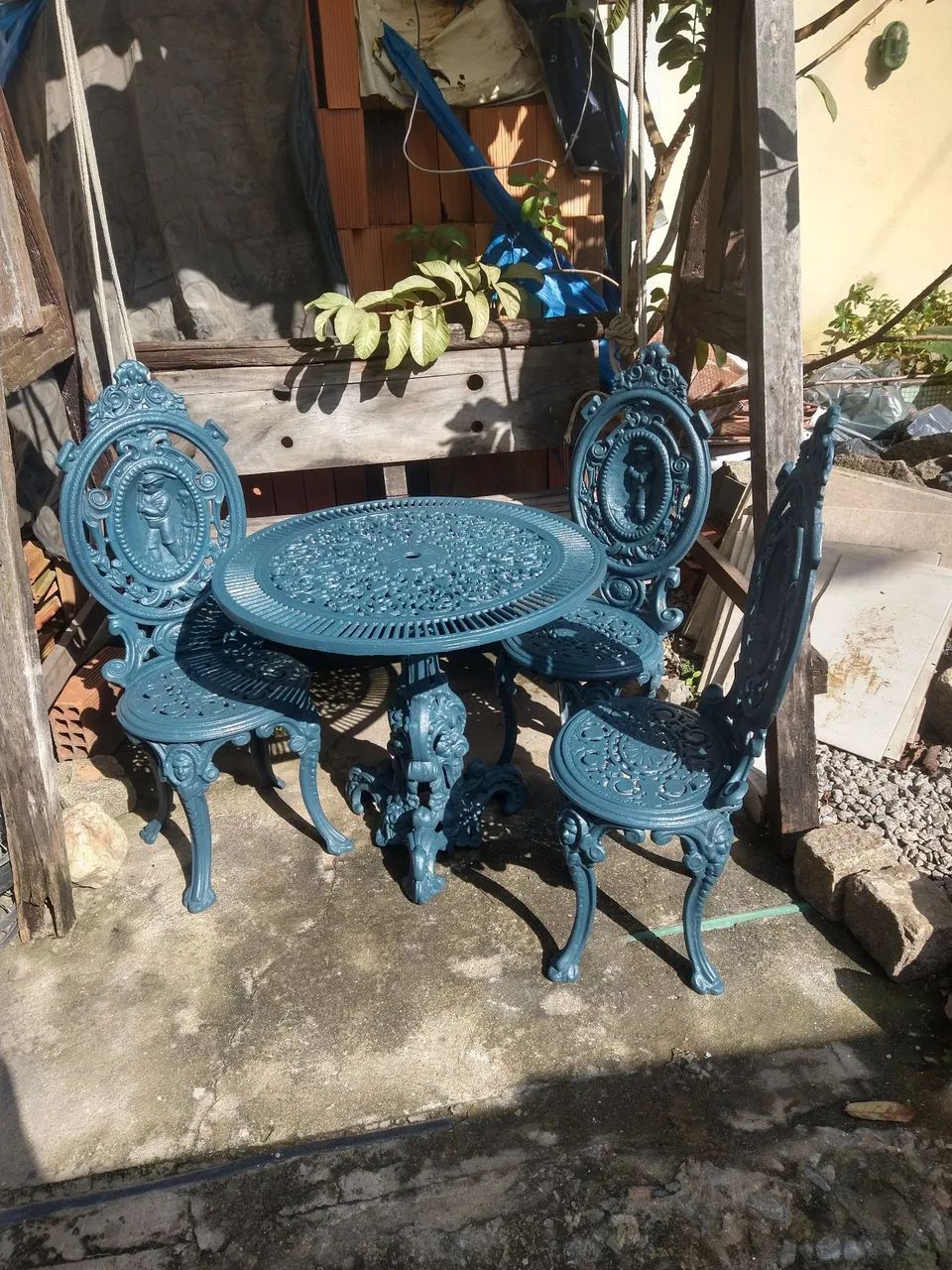 Antiga mesa de jardim    ((..metal ))/.. ()aceito. Ofertas))