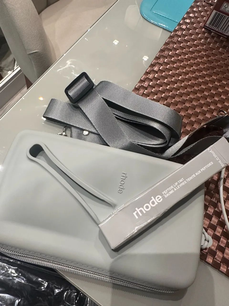 Bolsa Rhode + lip gloss 