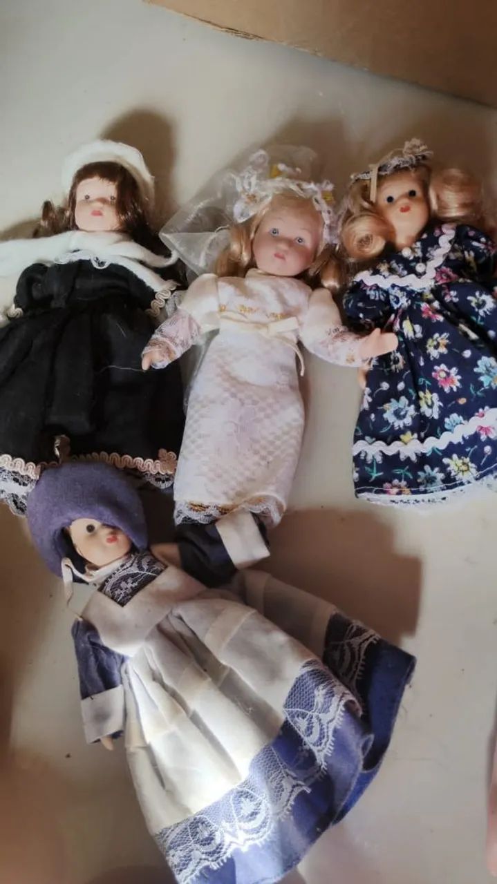 4 bonecas de porcelanas pequena 