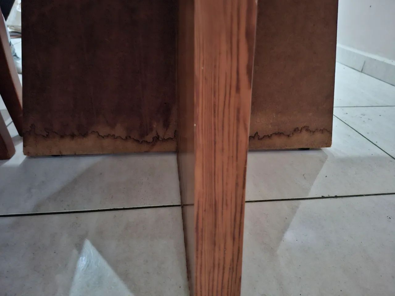 Mesa 4 cadeiras , cadeira com pé de madeira original,  em couro branco.  - Foto 2