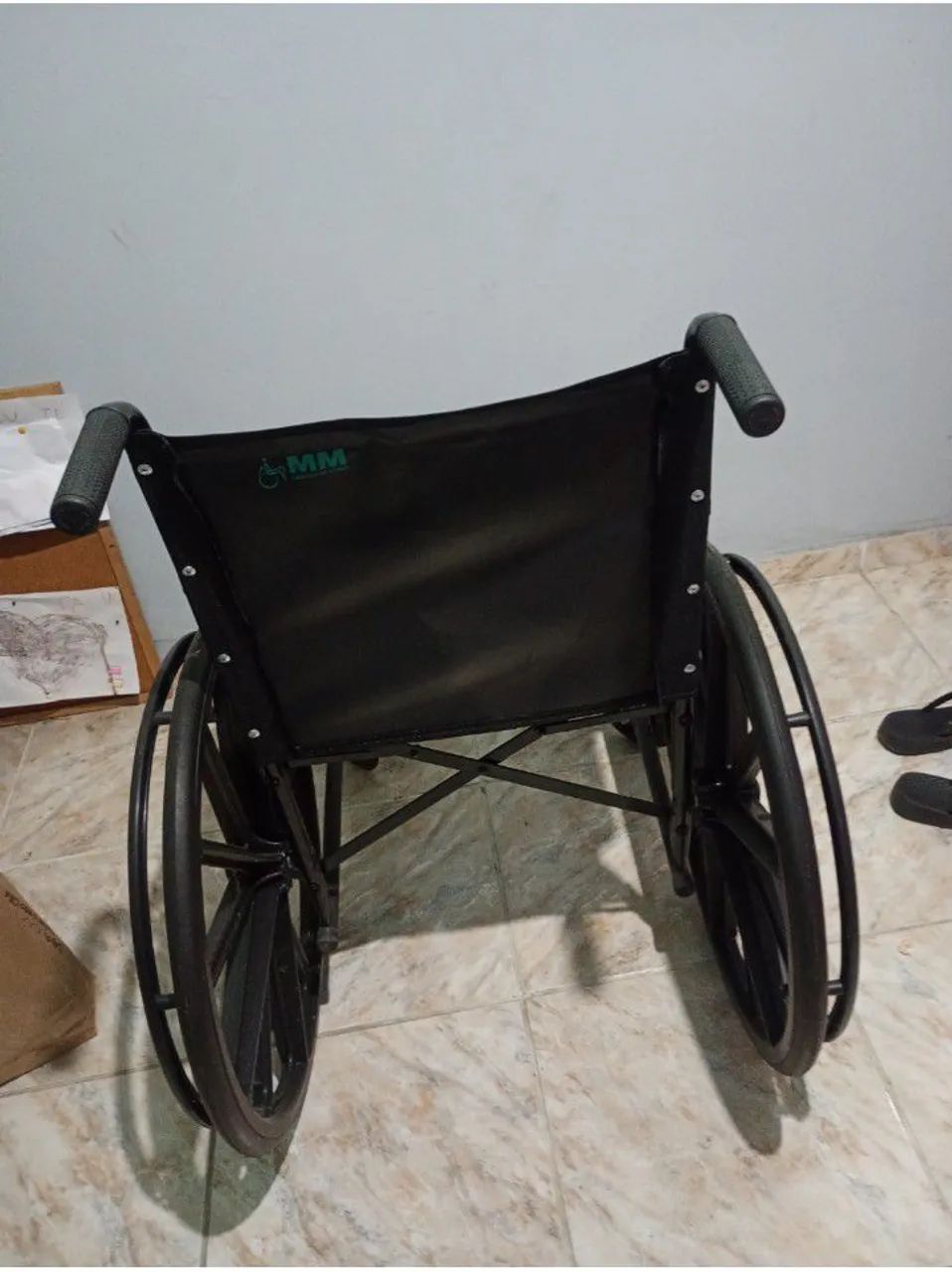 Vendo cadeira de rodas nova - Foto 5