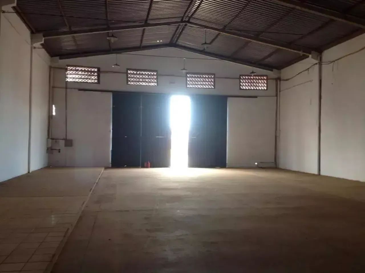 COMPLEXO DE GALPÕES COM METRAGEM 600M², PRÓXIMO A ENTRADA DA CIDADE, COM PÁTIO AMPLO, SEGU - Foto 4
