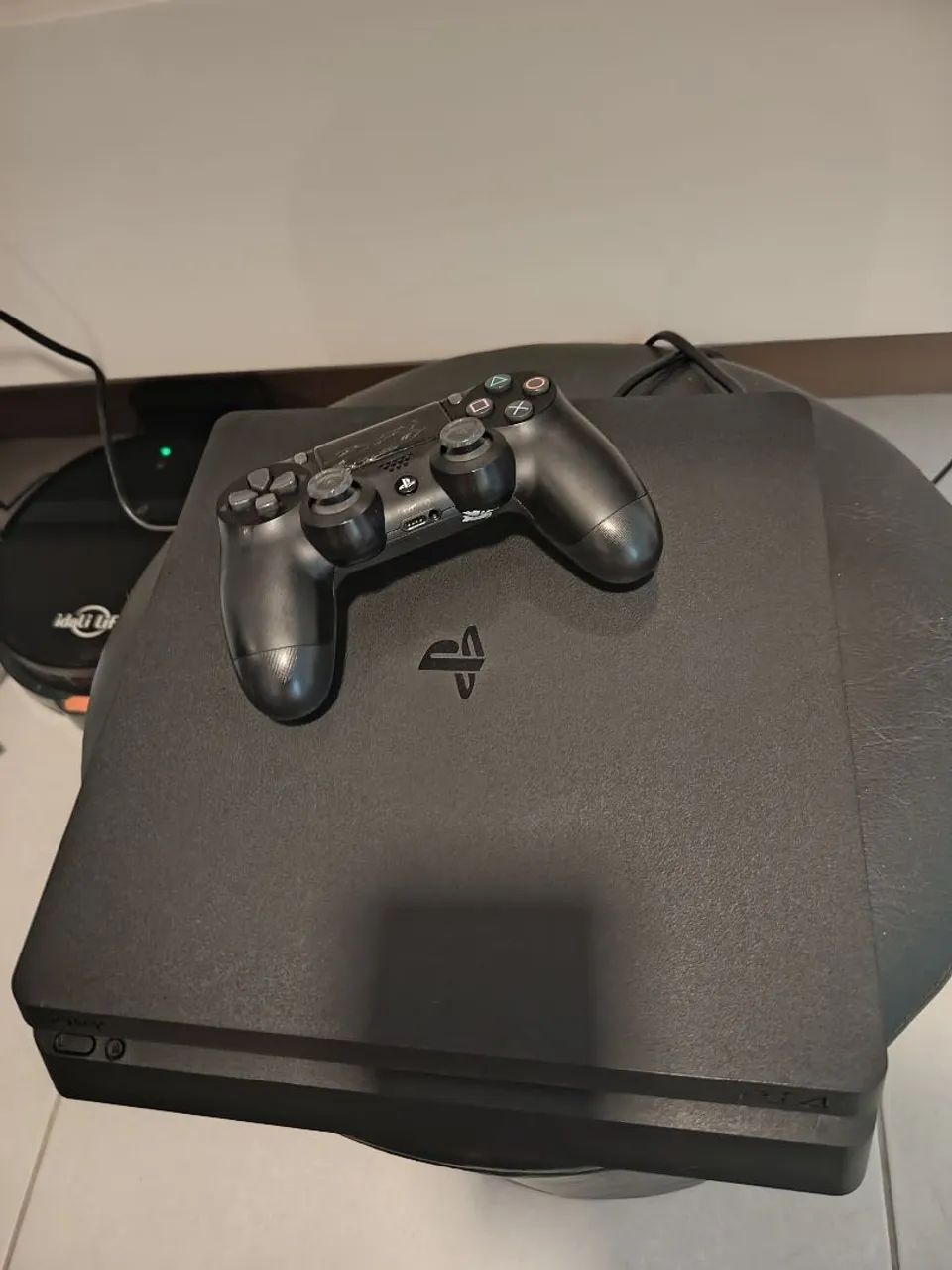 PS4 slim com vários jogos AAA