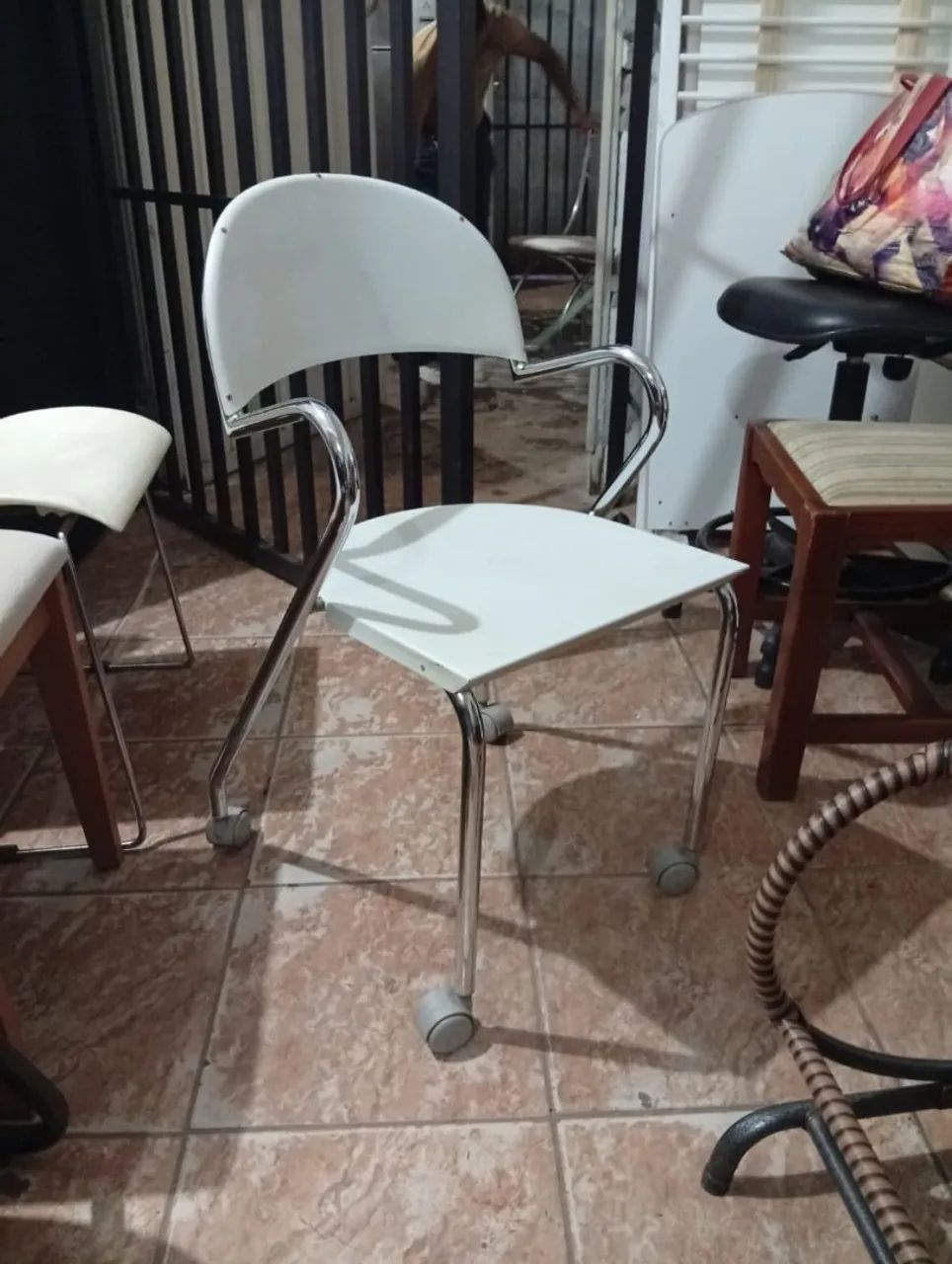Cadeira em Aço com Base Cromada - Foto 2