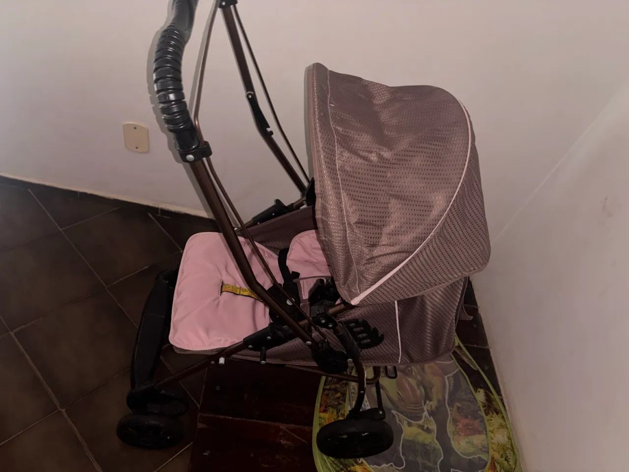 Carrinho de bebê com bebê conforto - Foto 2