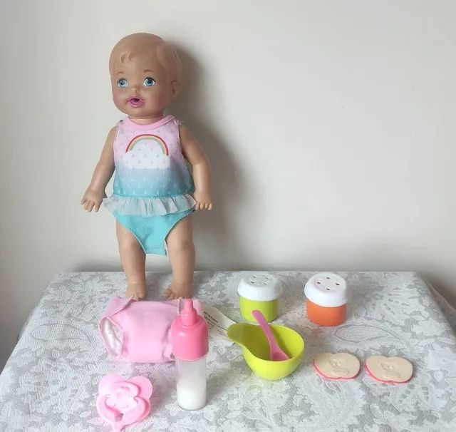 Boneca Little Mommy Bebê faz xixi e acessorios de papinha