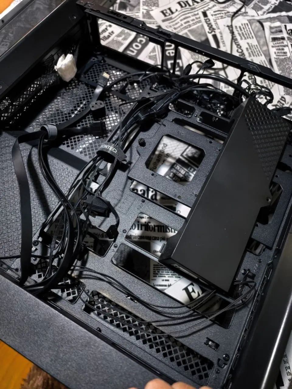Gabinete Montech HS01 com 05 fans ARGB e controladora - Foto 4