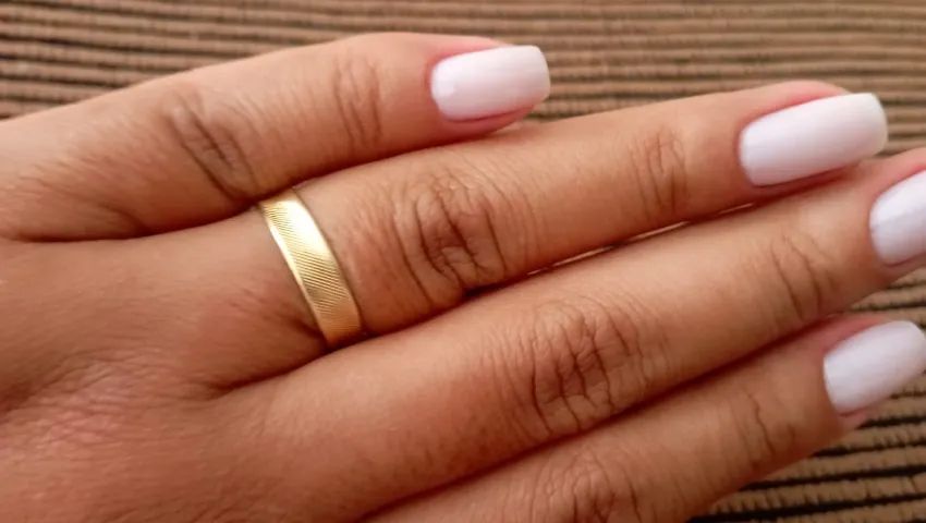 Aliança Ouro 18k Diamantada Reta 4mm  - Foto 4