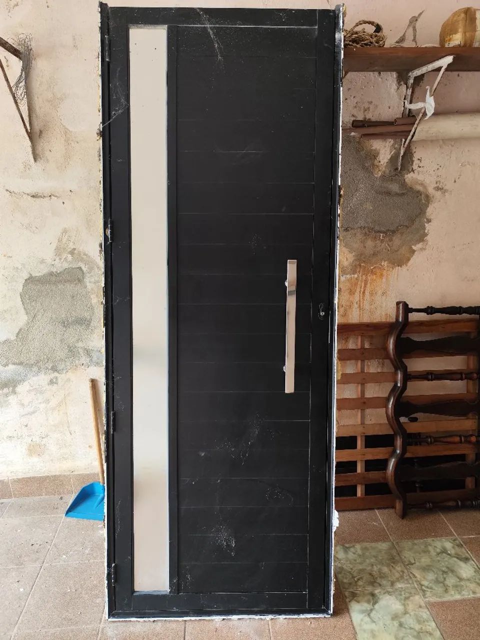 Porta de alumínio preta com visor - Foto 2