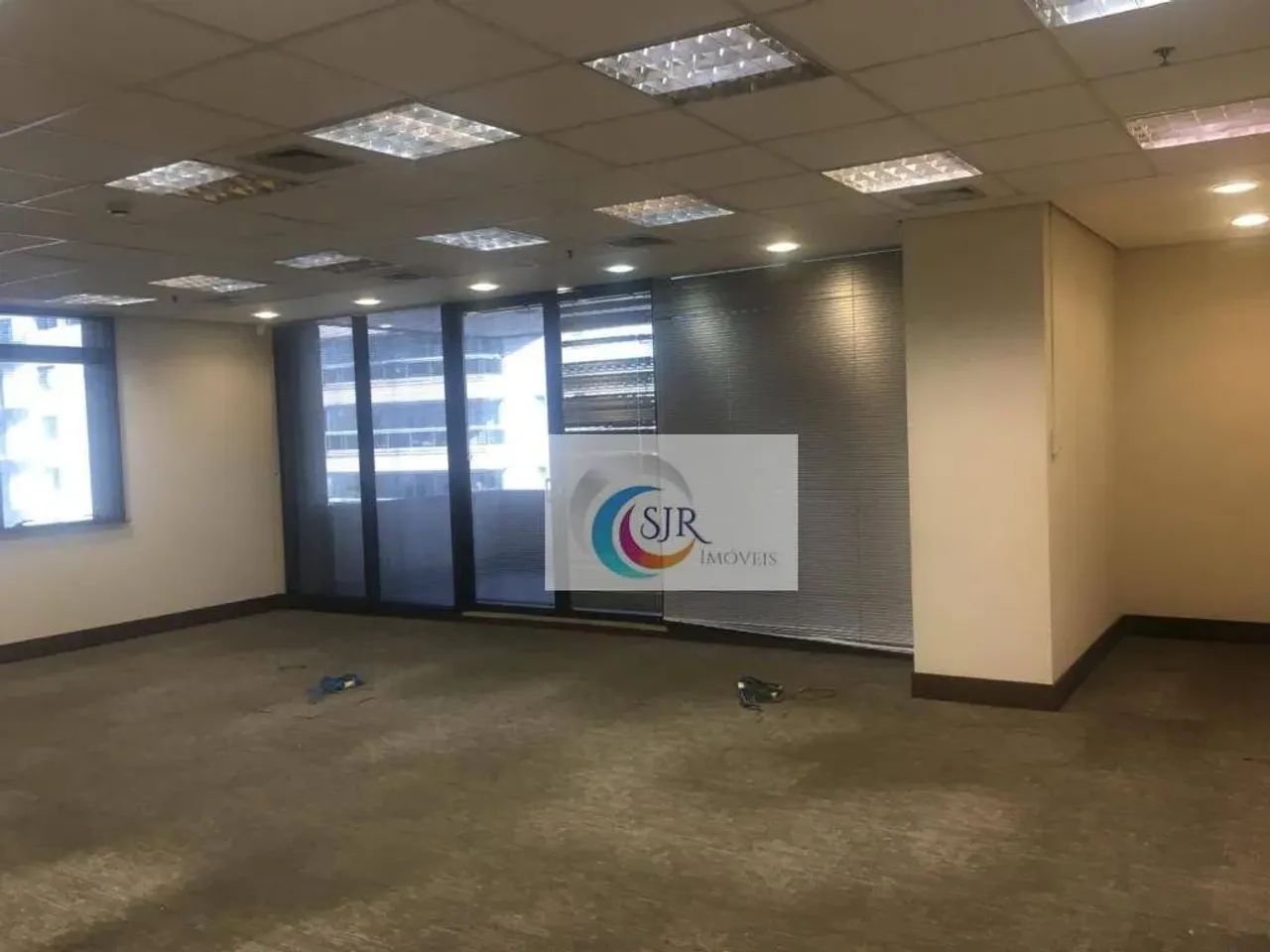 Conjunto comercial de 363 m² com 9 vagas