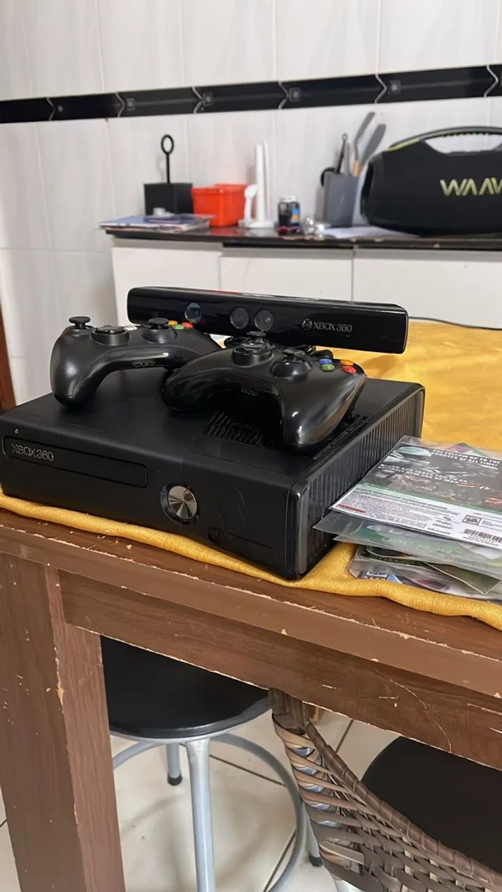 XBOX 360 - DESBLOQUEADO - DOIS CONTROLES E KINECT - Foto 2