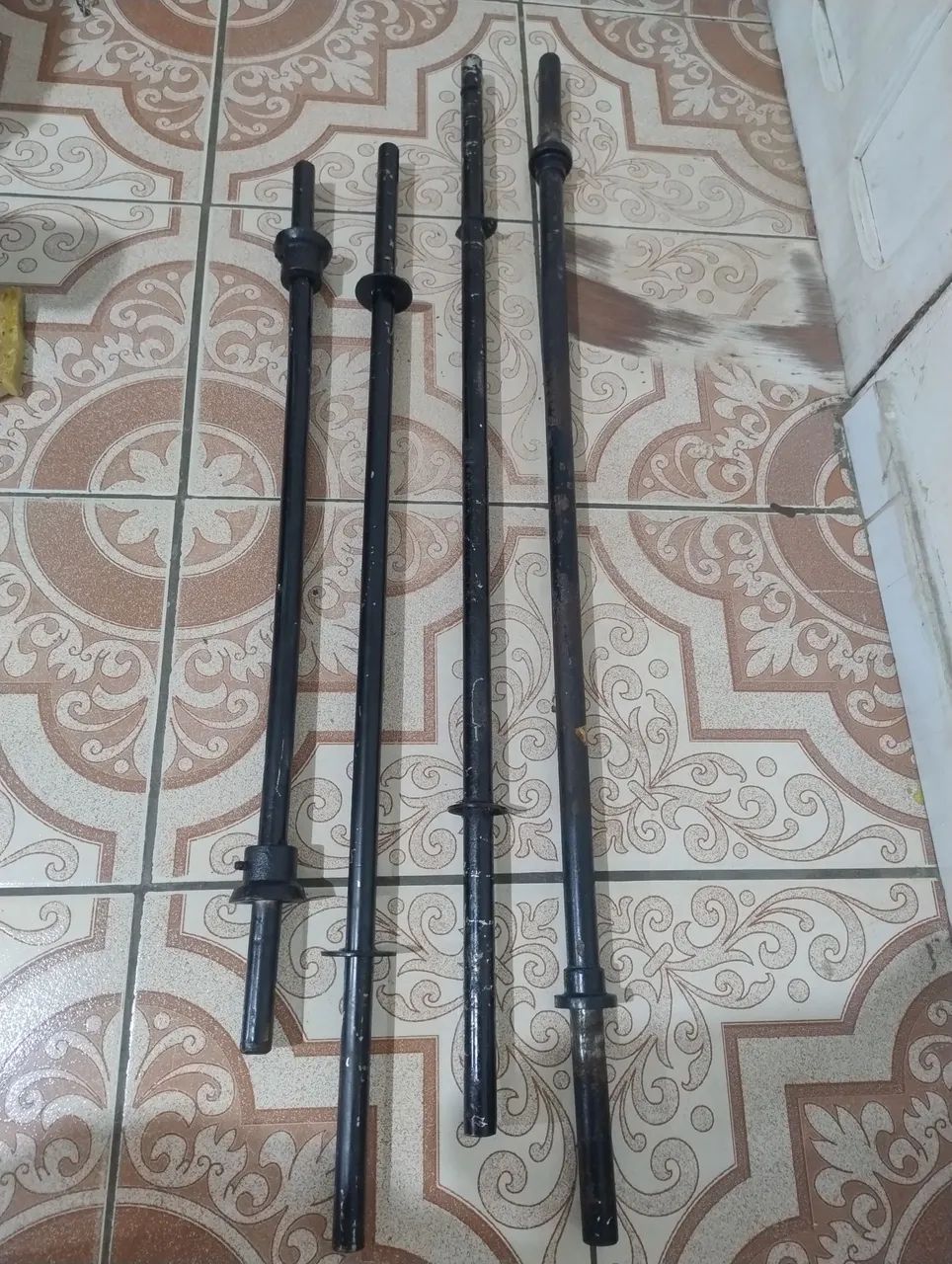 VENDO BARRAS DE MUSCULAÇÃO