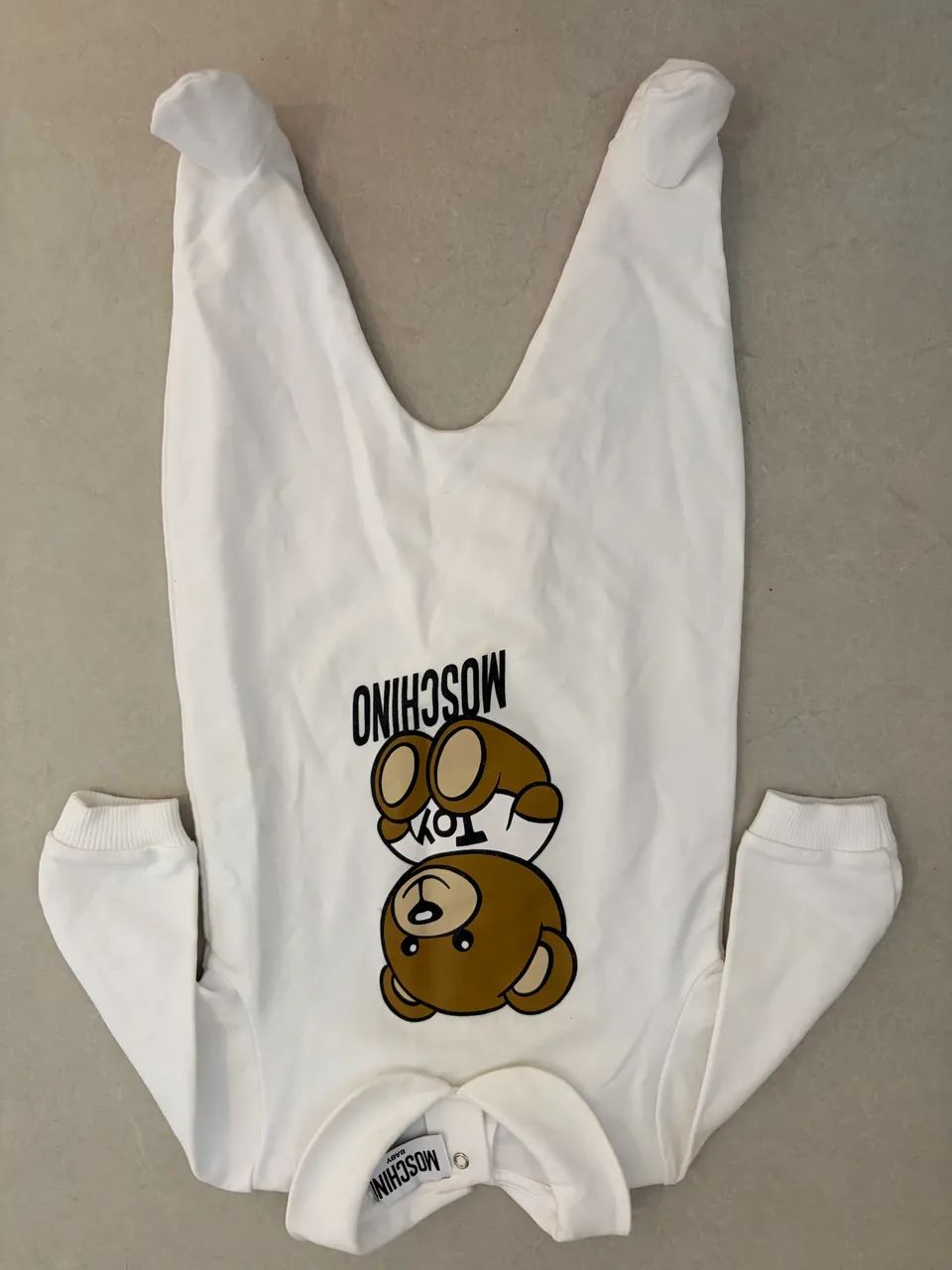 macacão moschino kids branco 6 meses - Foto 5
