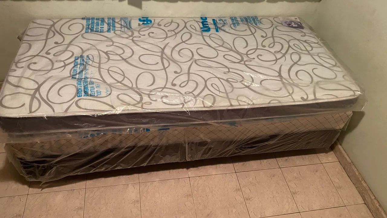Cama de solteiro no plástico 