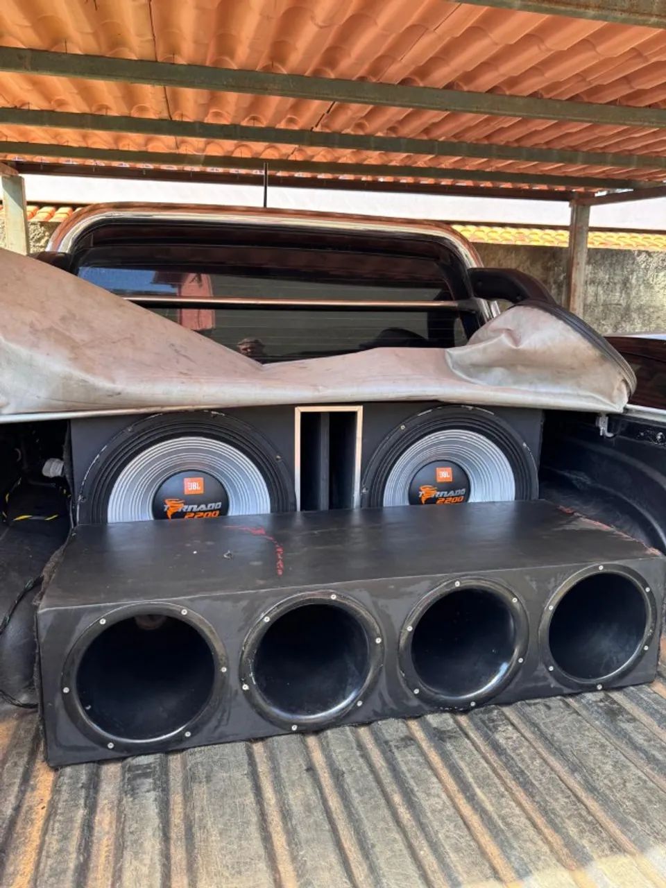 Som automotivo JBL Tornado com 2 alto-falantes e caixa dutada