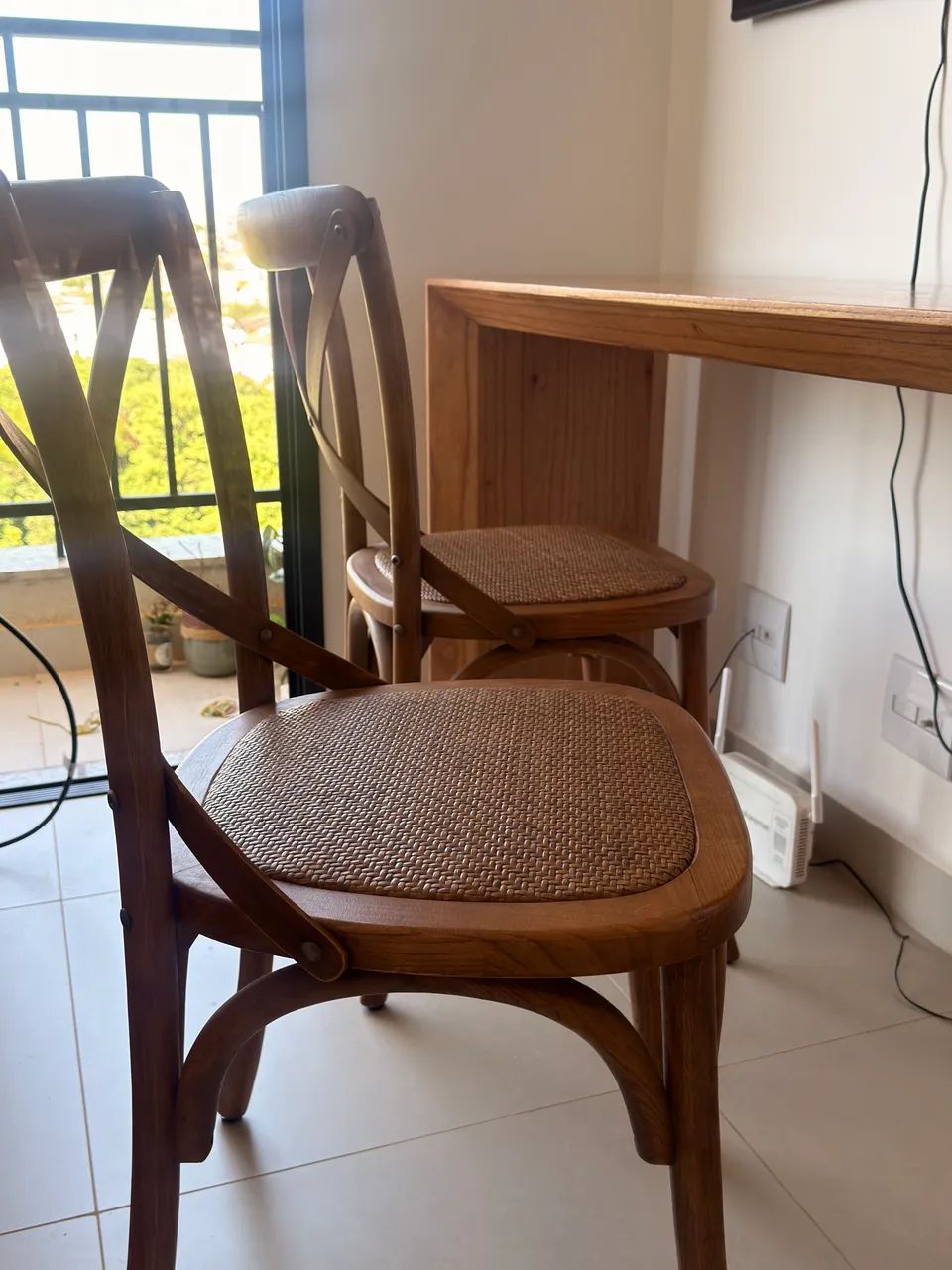 Mesa e cadeiras de madeira  - Foto 3