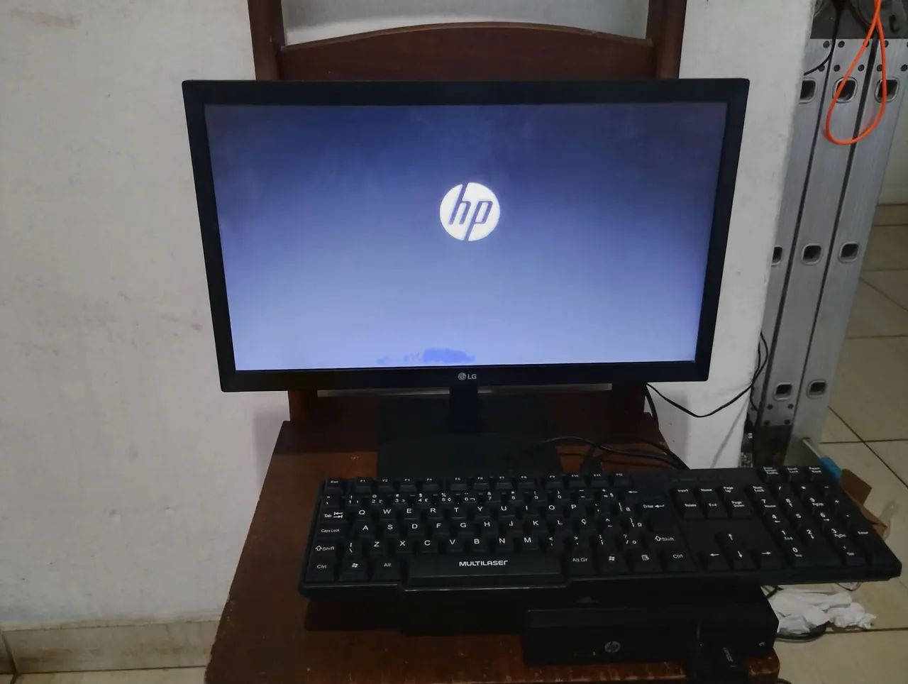 Monitor lg 20 polegadas led entra HDMI e VGA fone de ouvido funcionando perfeitamente 