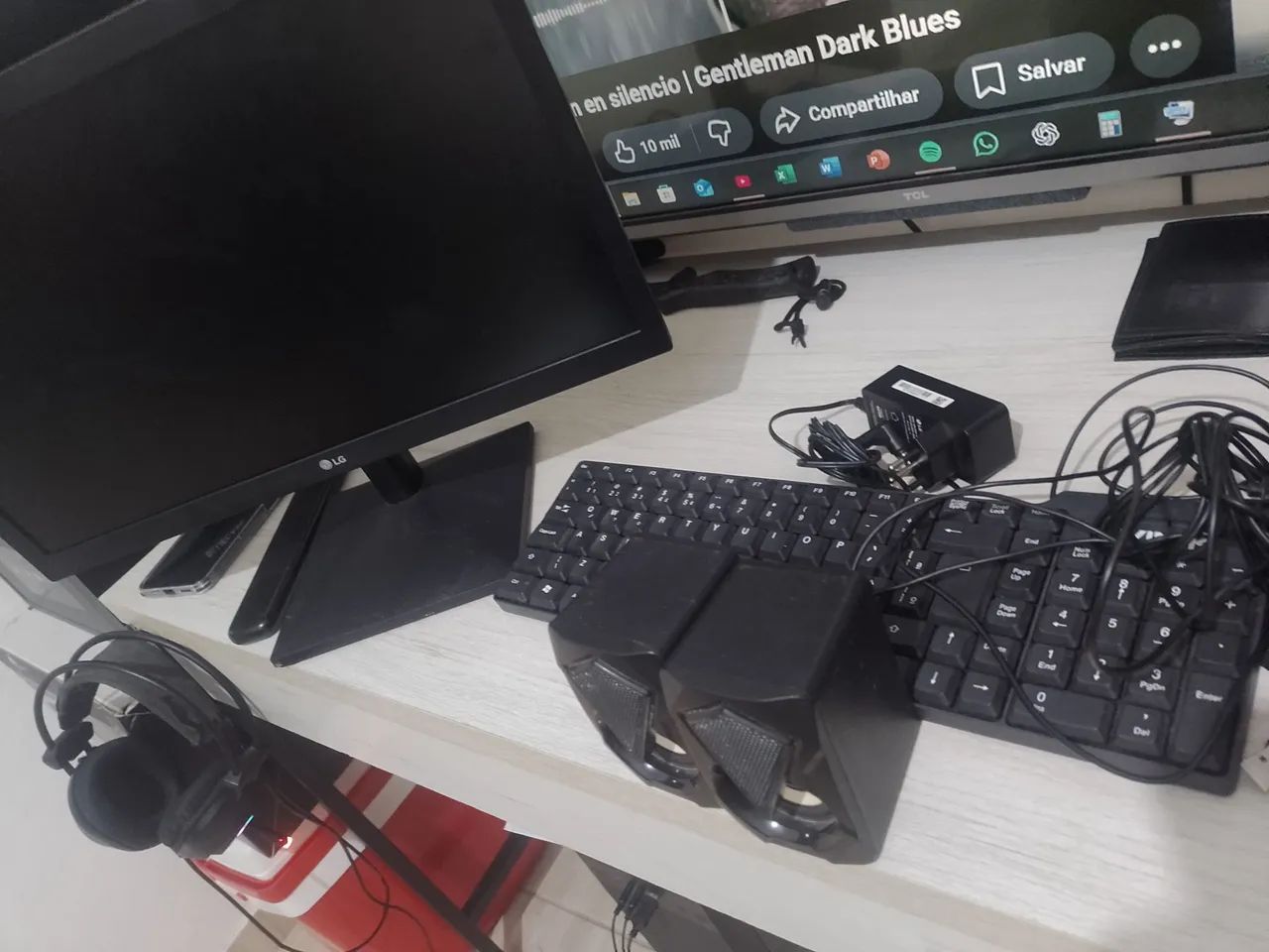 Monitor, teclado, mouse e caixinha de som