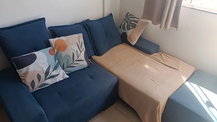 Sofá Azul com 2 Módulos, Puff e 6 Almofadas - Foto 2