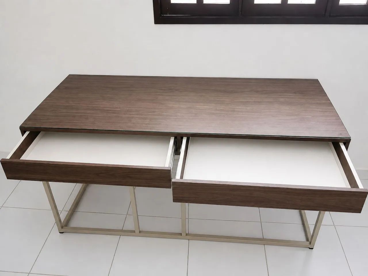 Escrivaninha Estilo Industrial com Tampo de Vidro Temperado e 2 Gavetas - MDF Premium - Foto 3