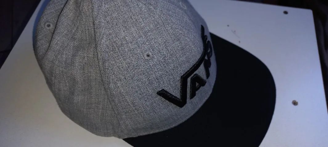 Boné Vans Drop V II Snapback cinza e preto com aba reta e o logo bordado. - Foto 4