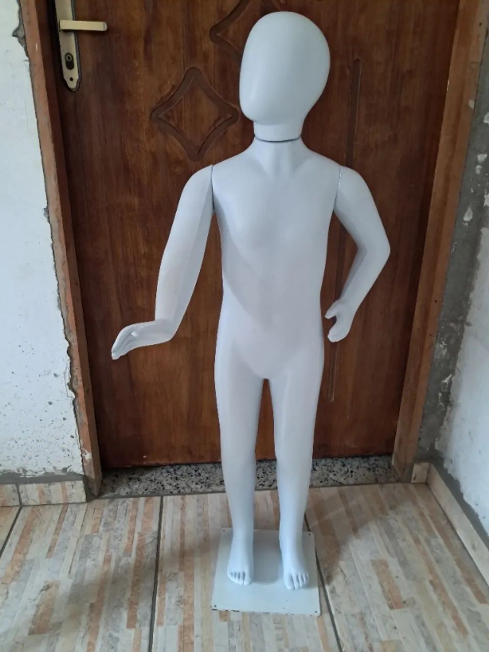 Manequim infantil pose com base - Usado_ semi novo 4/6 anos.