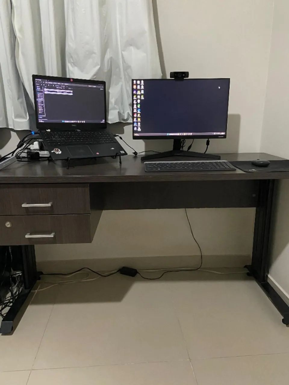 Escrivaninha com 2 Gavetas - 1,40 m - R$ 400