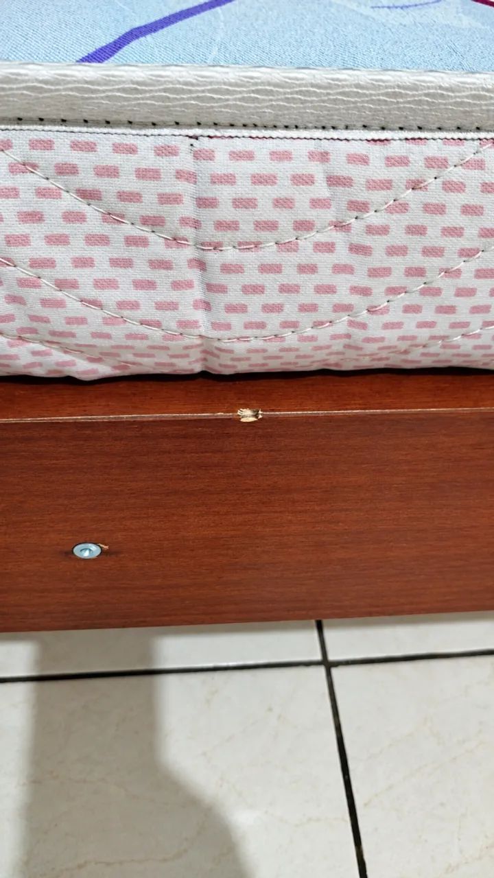 Cama de solteiro de madeira + colchão - R$ 700 - Foto 4