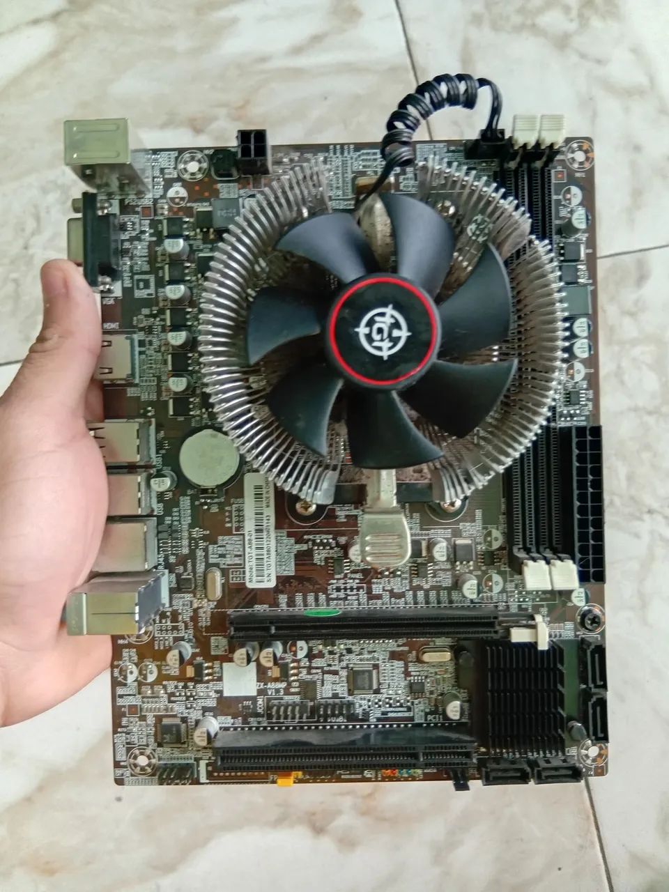 Vendo uma placa mãe junto com um processador 