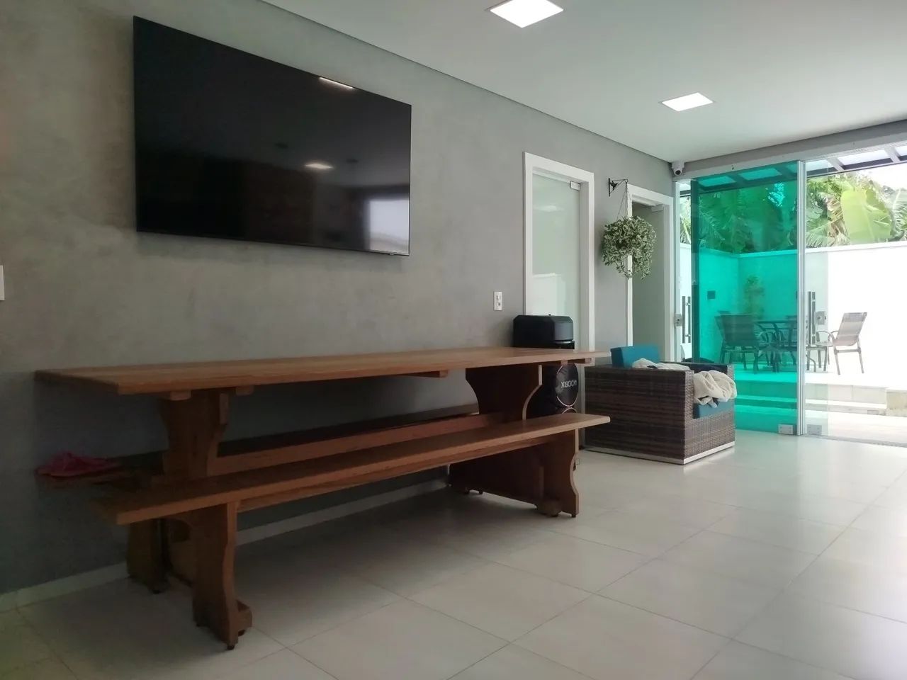 Mesa madeira com banco e banquetas 