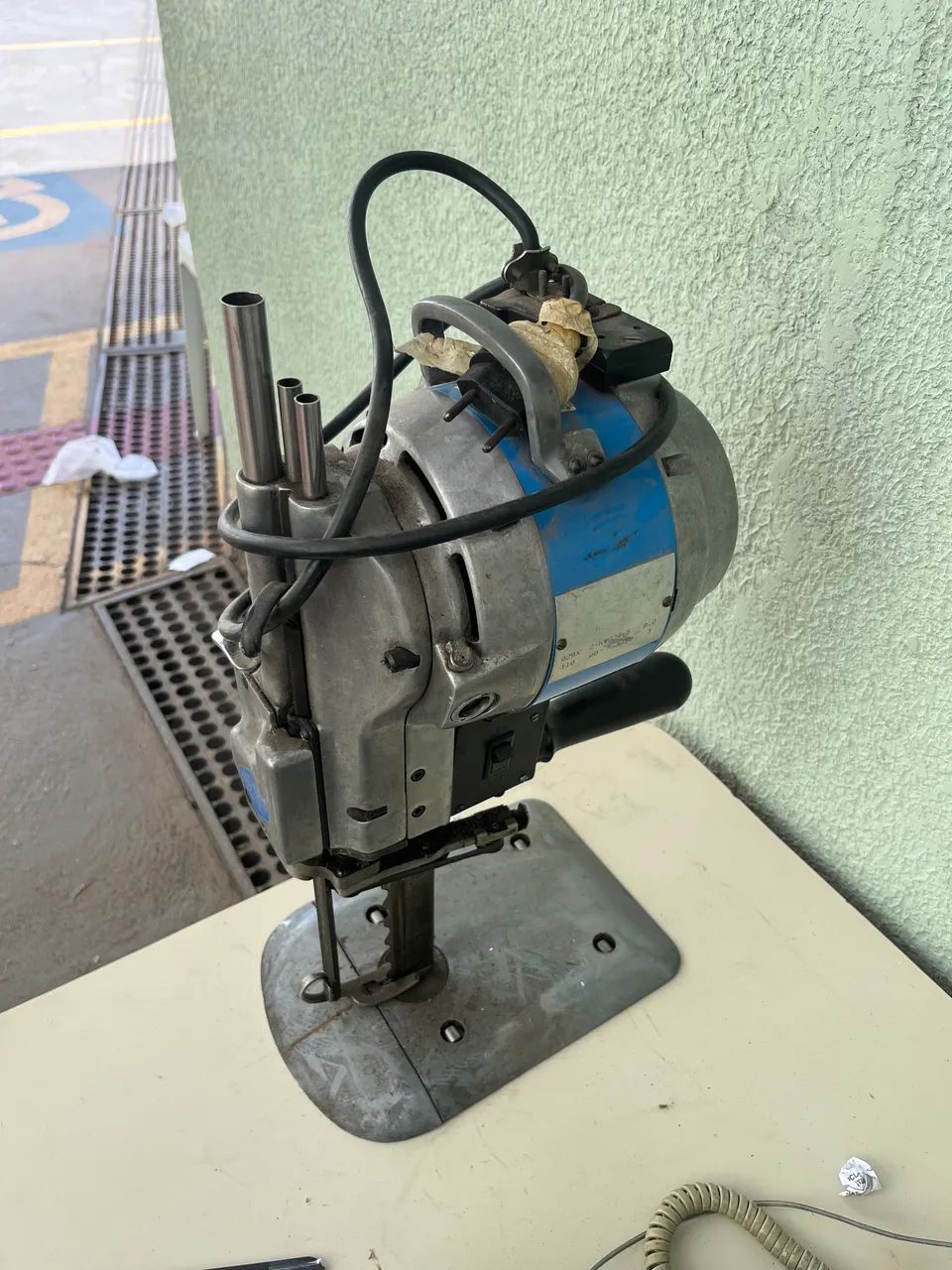 Máquina de corte de tecidos industrial. Oito polegadas