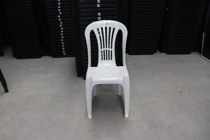 1 unidade de cadeira de plástico branca, temos em estoque - Foto 2