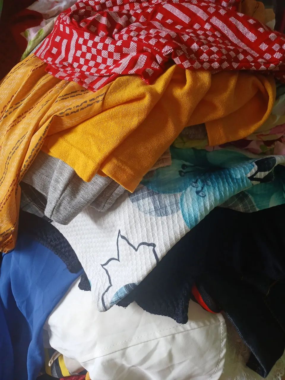 Lote com 200 peças de roupas 