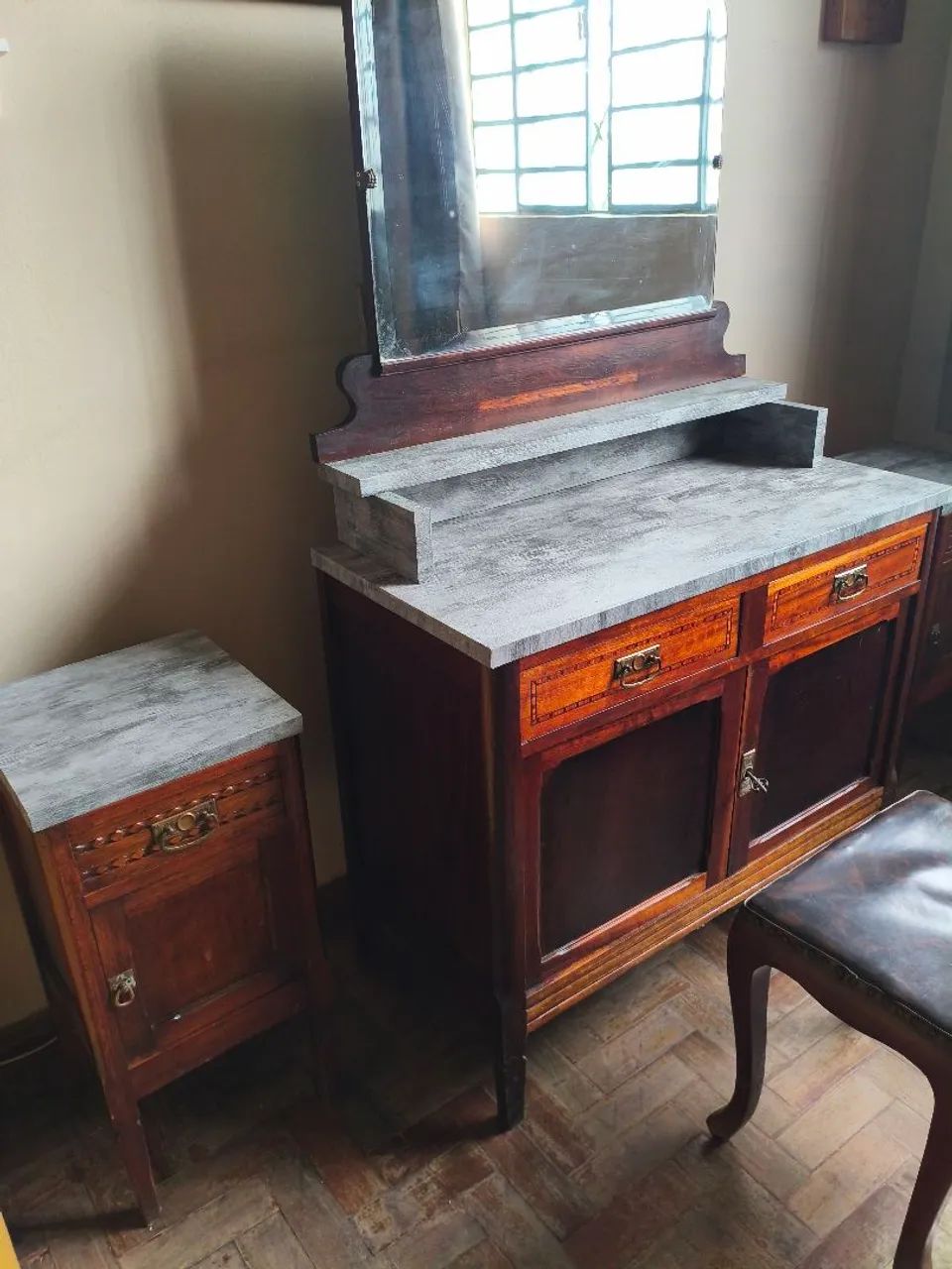 Móveis de quarto antigos - penteadeira e dois criados mudos. - Foto 2