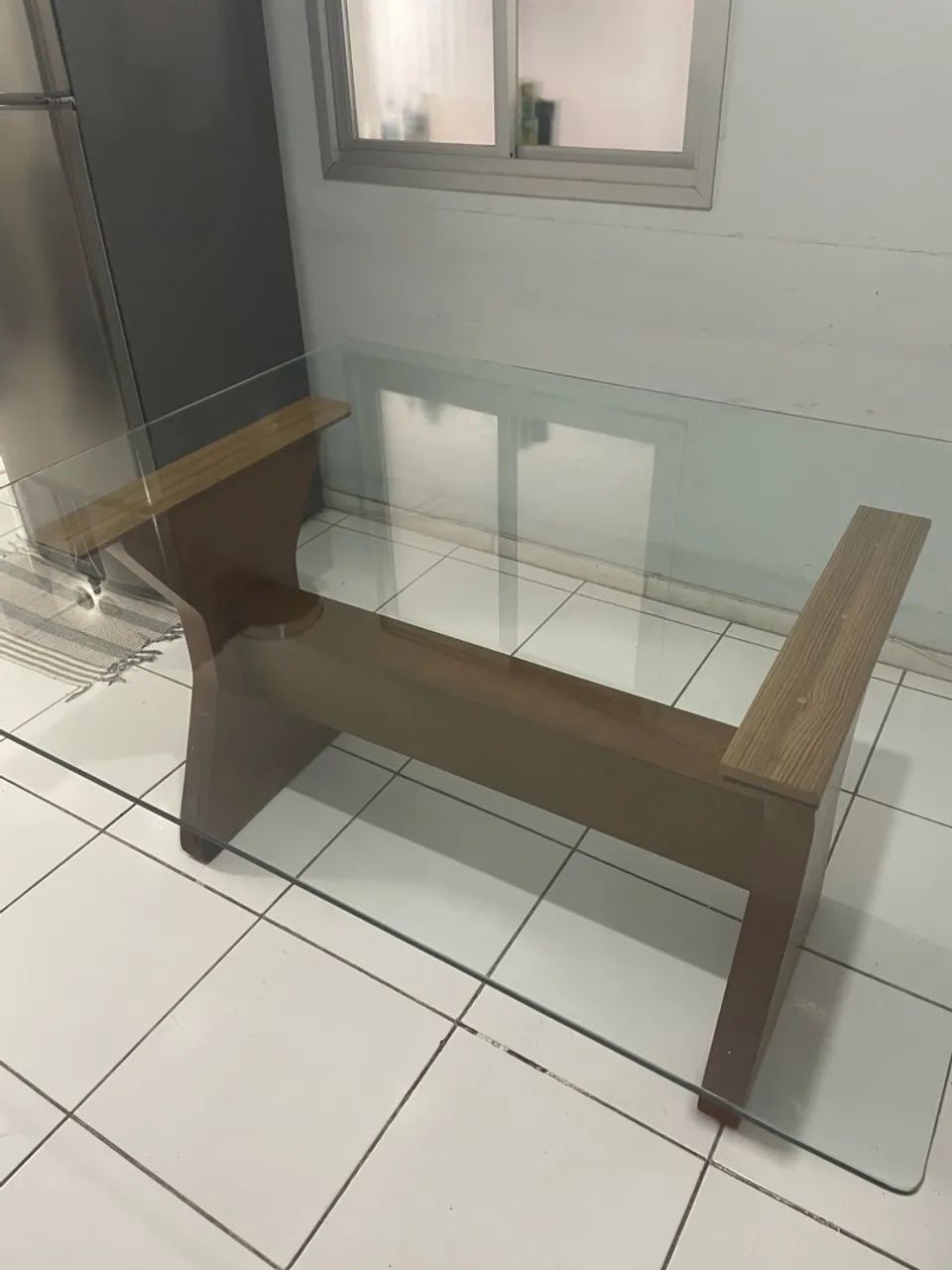 mesa de vidro com pé de madeira  - Foto 2