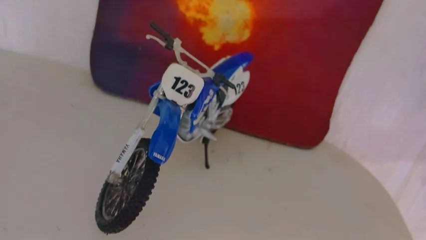 MINIATURA DA MOTO YAMAHA YZ 400F AZUL - Foto 3