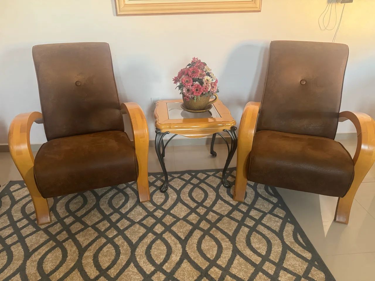 2 poltronas marrons + mesa de centro - Foto 4
