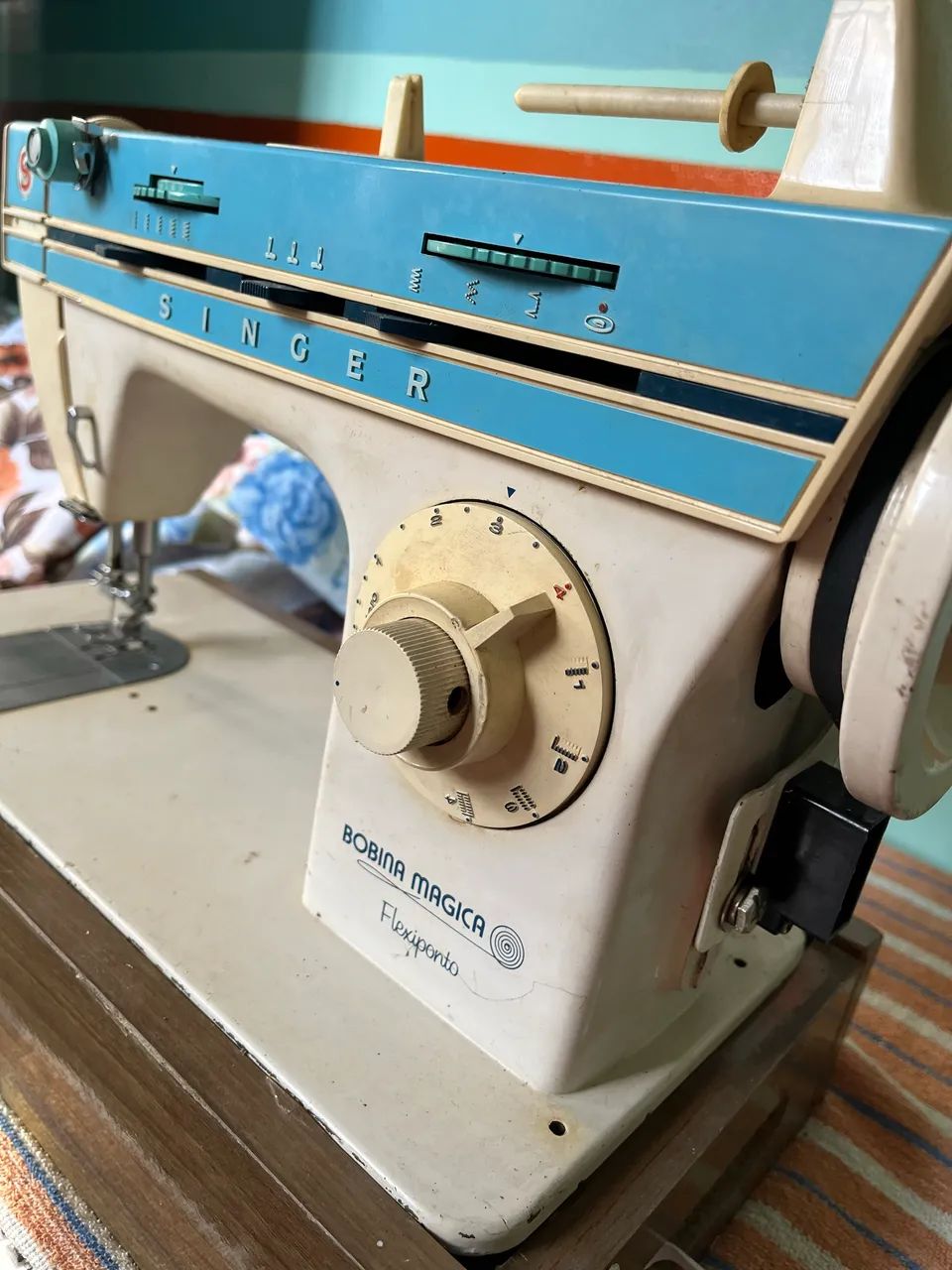 Máquina de costura Singer revisada - funcionando perfeitamente - Foto 5