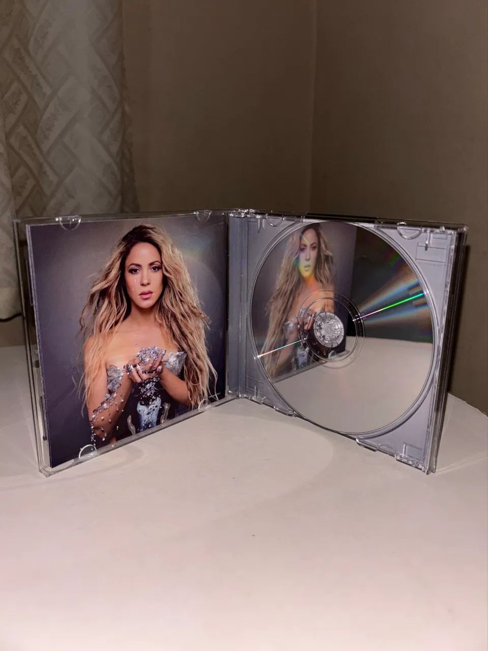 CD Shakira - Las Mujeres Ya No Lloran (importado) - Foto 5